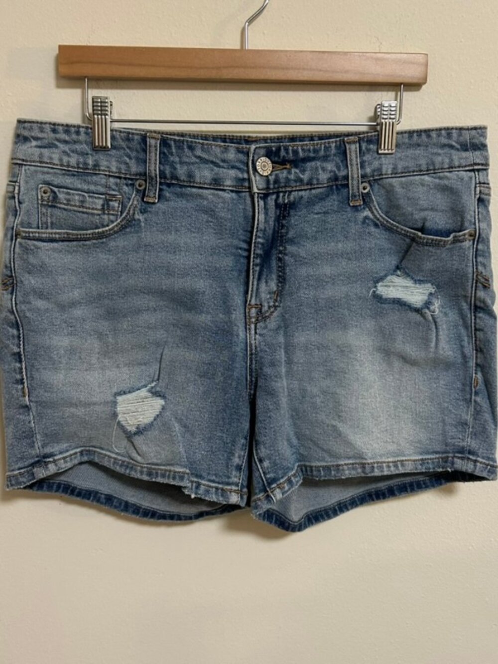 Torrid Perfect 5" Short Classic Denim Distressed Sz 12 EUC Cotton Medium Wash